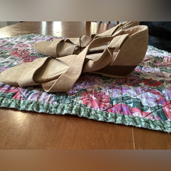 Tan Heel Shoes - Picture 5 of 5